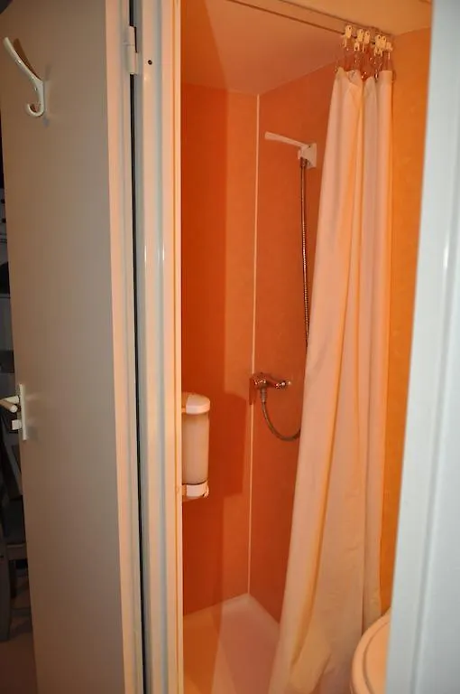 גרנובל Hotel Lux 0*,  צרפת